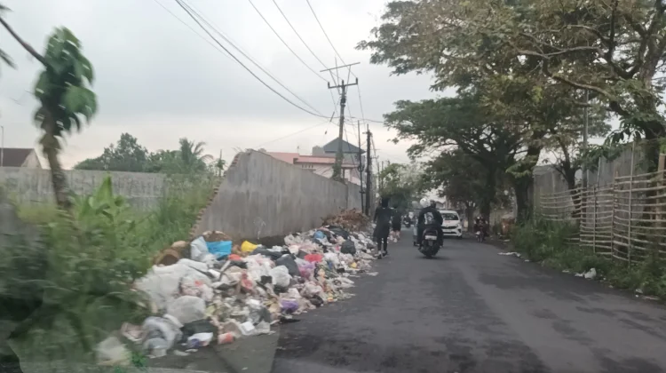 Lebih dari Sepekan, Sampah Menggunung di Jalan Lukmanul Hakim Kota Tasikmalaya