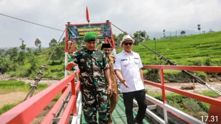 Jembatan Gantung Diresmikan Dandim, Warga Sukarame–Cikitu kini Terhubung