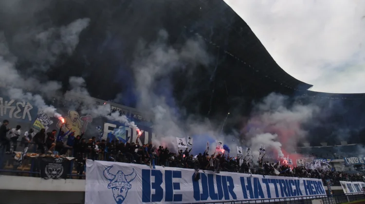 Dari Datang Jauh hingga Cuti Kerja, Kisah Ribuan Bobotoh yang Hadir untuk Persib