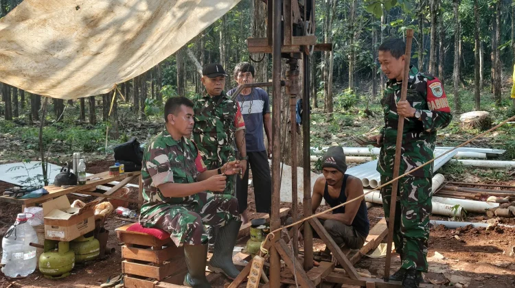 Bantu Masyarakat Dari Krisis Air Bersih, Kodim 0605/Subang Lakukan Pengeboran