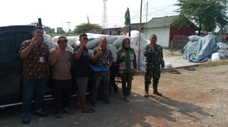 Babinsa Koramil Binong Bantu Petani dalam Program Serap Gabah