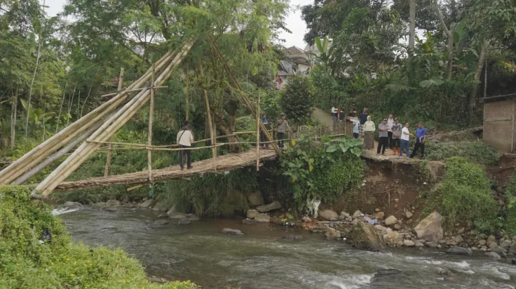 Diterjang Banjir, Warga Banjarwangi Gunakan Jembatan Darurat