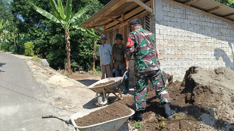 Babinsa Koramil 0505/Tanjungsiang Bantu Angkut Material Bangunan  Milik Warga