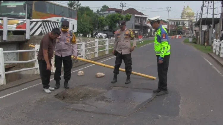 Polsek Cipeundeuy Tutup sementara Jembatan Dua Cijiged yang Rusak