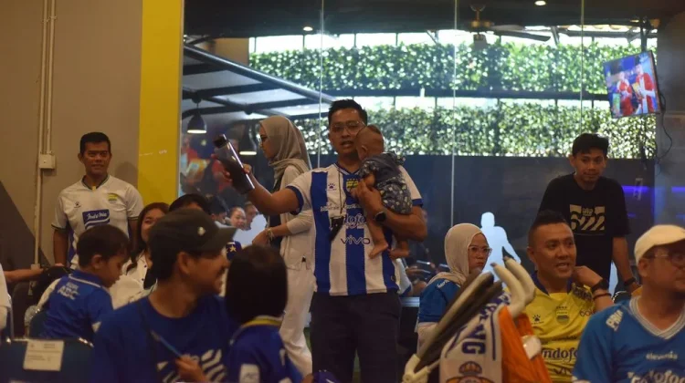 Nobar Biru di Graha Persib Pecah, Bobotoh Larut dalam Euforia