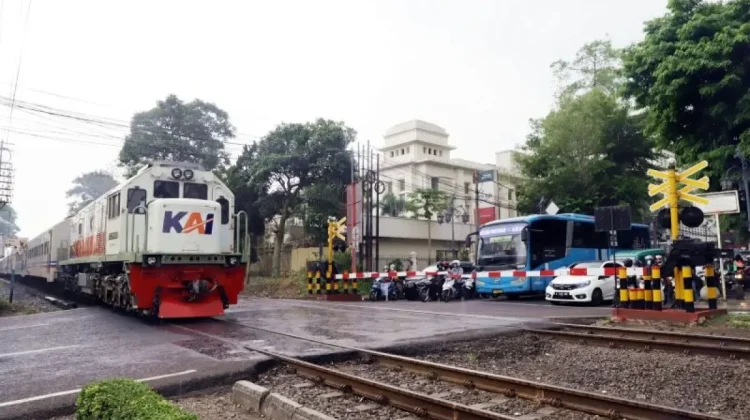 Tingkatkan Keselamatan di Perlintasan Kereta, KAI Perkuat Sinergi