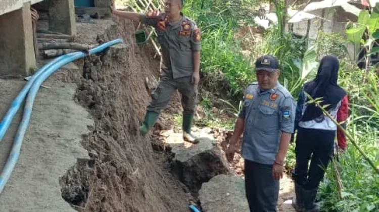 Longsor di Banjarwangi Ancam Rumah Warga