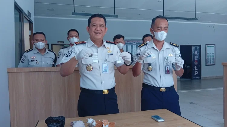 Diduga Akan Dilemparkan ke Area Lapas Banceuy, Petugas Temukan Bungkusan  Narkoba
