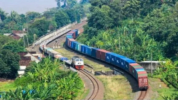 Uji Coba Lokomotif CC205 Angkutan Batubara Distribusi Energi