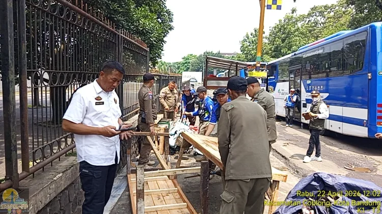 Satpol PP Bandung Tertibkan Bangunan Liar dan PKL di Jalan Gatot Subroto