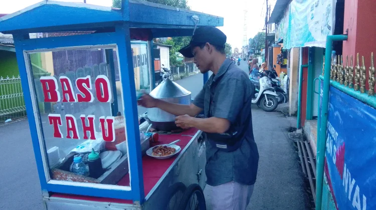Era Digital, Penjual Siomay Kiaraenyeh Buka Transaksi E-Money