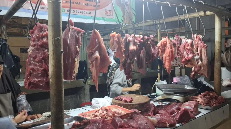 Pedagang Daging Sapi Pasar Kosambi Mogok Jualan, Konsumen Beralih ke Daging Ayam