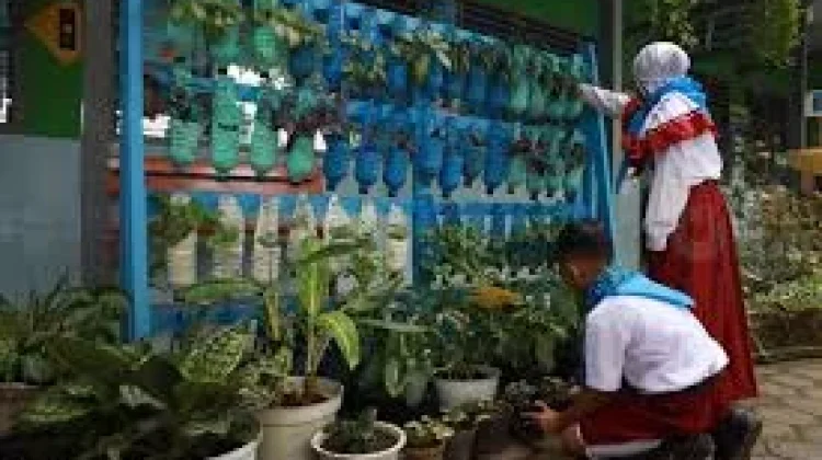 Hijaukan Sekolah, SMPN 1 Cipatat Targetkan Adiwiyata Nasional