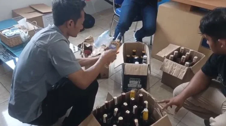 Polisi di Tasik Amankan Ribuan Botol Miras yang akan Dijual saat Nobar Persib