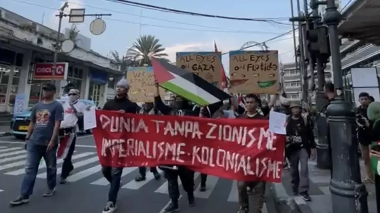 Dua Jurnalis dan Tujuh WNI Ditangkap Israel, Puluhan Orang Gelar Aksi di Bandung