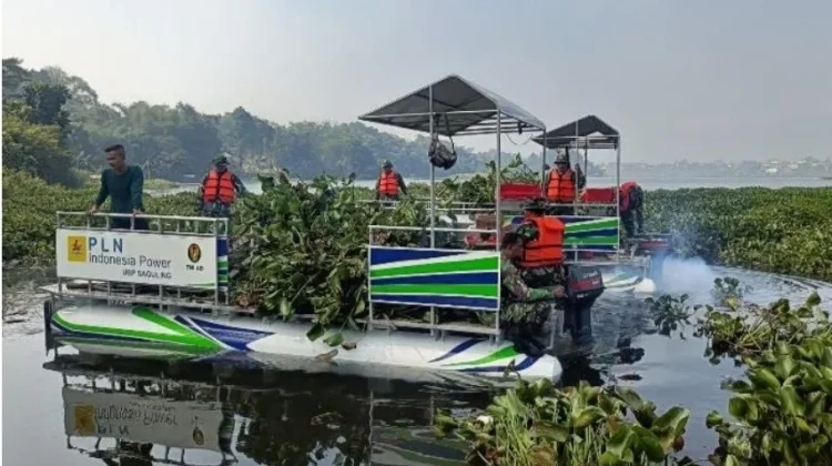 PLN Indonesia Power Bersihkan Eceng Gondok, Jaga Operasional Pembangkit Saguling