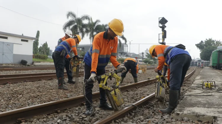 Tingkatkan Keselamatan Kenyamanan Perjalanan, Ribuan Meter Rel Diganti