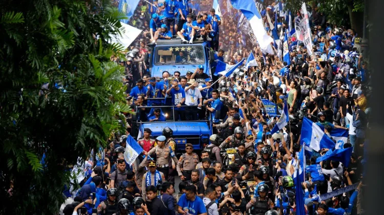 DLH Kota Bandung Waspadai Sampah Botol Kaca saat Konvoi Persib