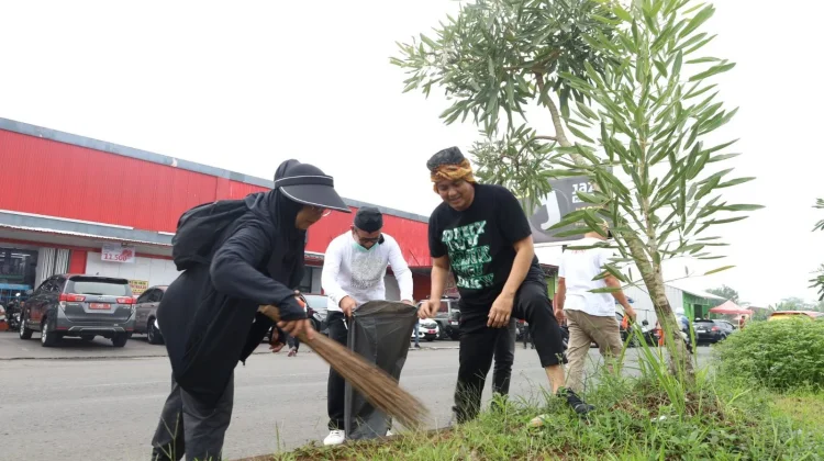 Diky Candra bersama Seluruh Dinas Turun Langsung Lakukan Aksi Bersih- bersih