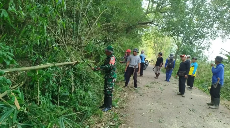 Babinsa Koramil Pafaden Peduli Lingkungan Ajak Warga Bersihkan Jalan