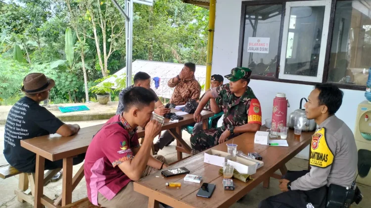 Melalui Komsos, Babinsa Koramil Tanjungsiang Ajak Warga Jaga Keamaan Lingkungan