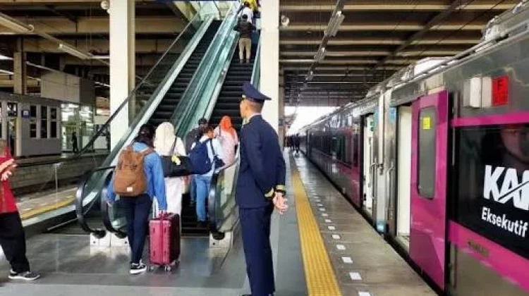 Macet Pesta Bola, Datanglah ke Stasiun Lebih Awal