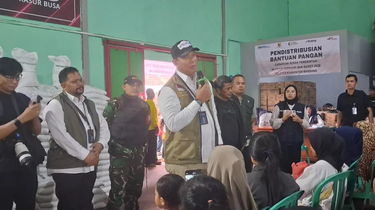 Bulog Salurkan Bantuan Pangan di Arjasari dan Stok Beras Nasional Dipastikan Aman