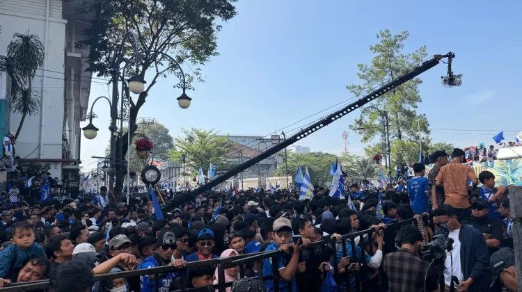 Asia Afrika Dipadati Bobotoh Sambut Konvoi Juara Persib Bandung