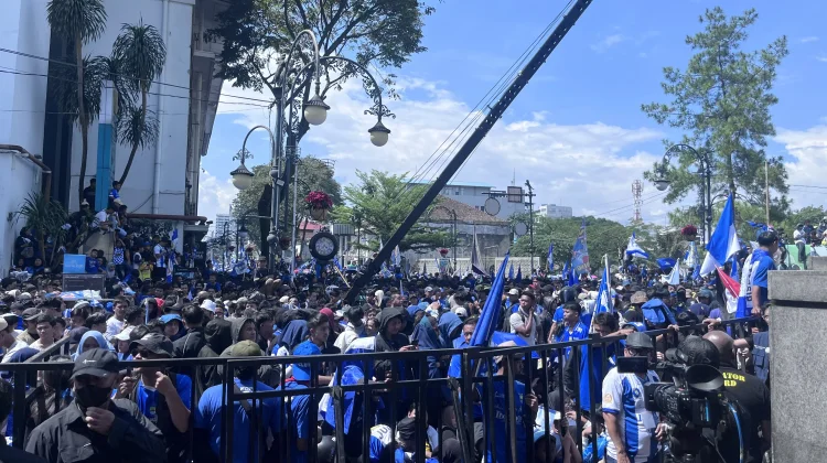Asia Afrika Berdesakan, Polisi Evakuasi Bayi dari Kerumunan Konvoi Juara Persib