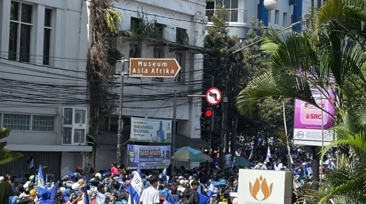 DLH Bandung Kerahkan Tujuh Truk Sampah saat Pesta Juara Persib