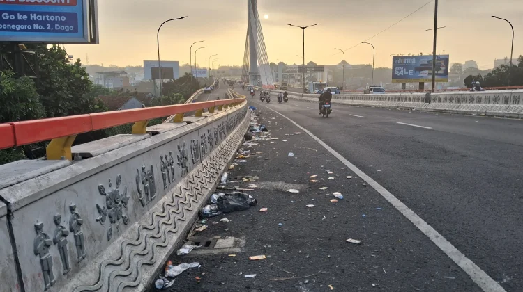 DLH Kota Bandung Temukan Tumpukan Botol dan Bekas Flare di Jalur Konvoi Persib