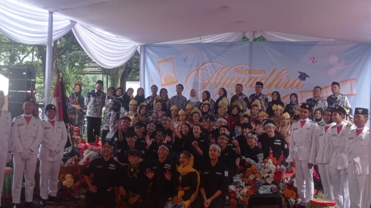 SMAN 3 Bandung Menampilkan Mapag Adat Karya ”Arupandra” di Pelepasan Kelas 12