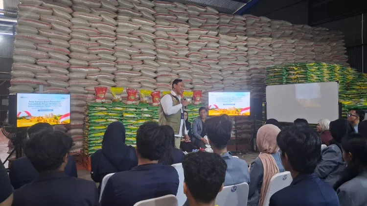 Bulog Ajak Mahasiswa Bandung Tinjau Gudang Beras
