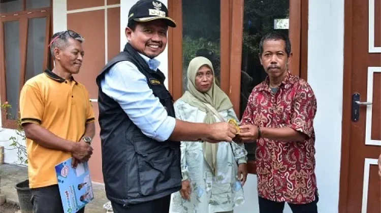 Warga Penyintas Longsor Cisalak Terima Rumah Relokasi dari Pemkab Sumedang