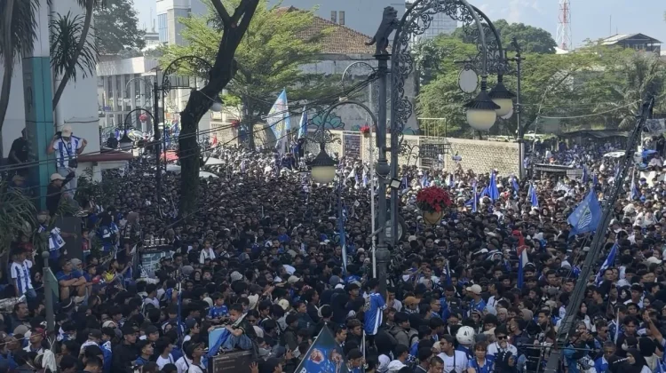 Pawai Juara Persib Bandung Disambut Lautan Bobotoh