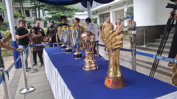 Lima Trofi Juara Persib Dipamerkan di Balai Kota Bandung, Magnet Bobotoh dan ASN