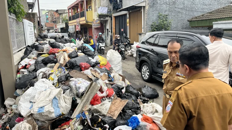 Tumpukan Sampah di Jalan Rancabentang Cimahi Ganggu Lalu Lintas dan Kenyamanan
