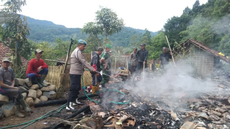 Diduga  Korsleting Listrik, Rumah Warga  di Talegong Ludes Terbakar