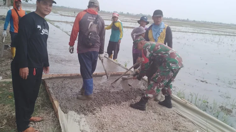 Babinsa Koramil Pamanukan Bantu Warga Mengecor Jalan