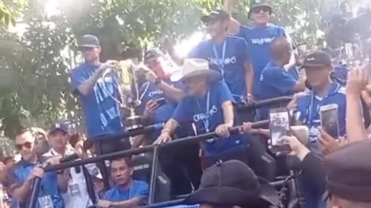 Lautan Sampah Dibalik Euforia Juara Persib