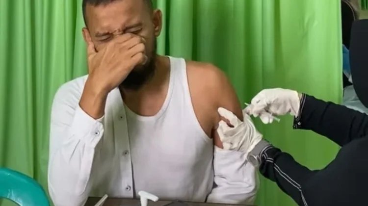 Tekan Risiko Penularan, Ratusan Nakes di Tasikmalaya Mendapatkan Vaksinasi
