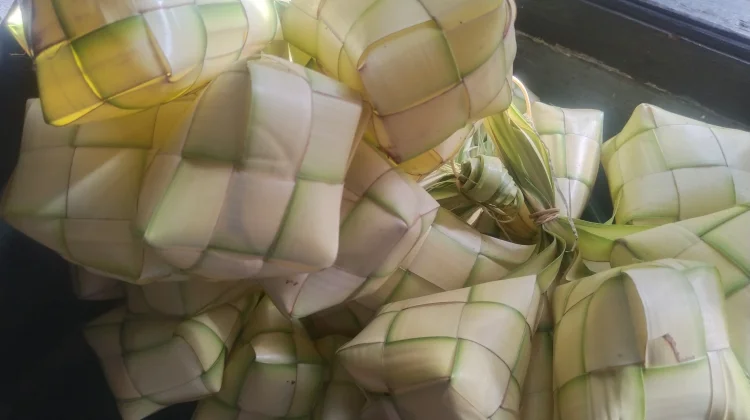 Ketupat Hidangan Ikonik Bagi Umat Muslim Indonesia