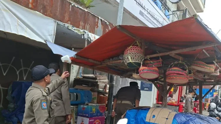 Satpol PP Cimahi Tertibkan PKL yang Gunakan Trotoar dan Bahu Jalan