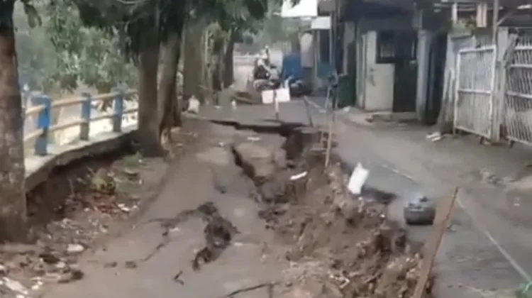 Akses Jalan Amblas, Warga Minta Jalan Hantap Raya Bandung Segera Diperbaiki