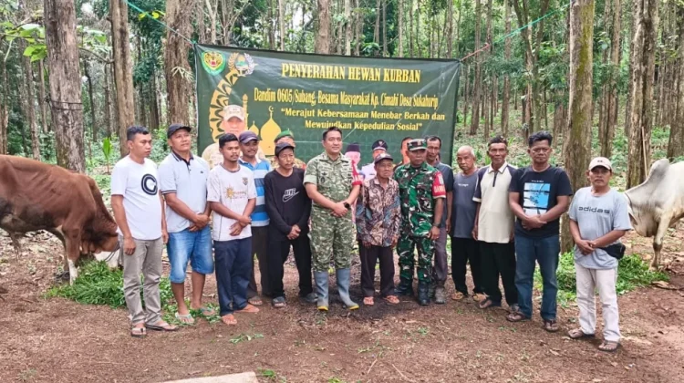Dandim Subang Serahkan Dua Ekor Sapi Kurban Bagi Warga Cimahi Cijambe