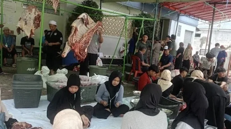 14 Hewan Kurban Disembelih, Daging Dibagikan kepada 800 Warga RW 01 Leuwigajah