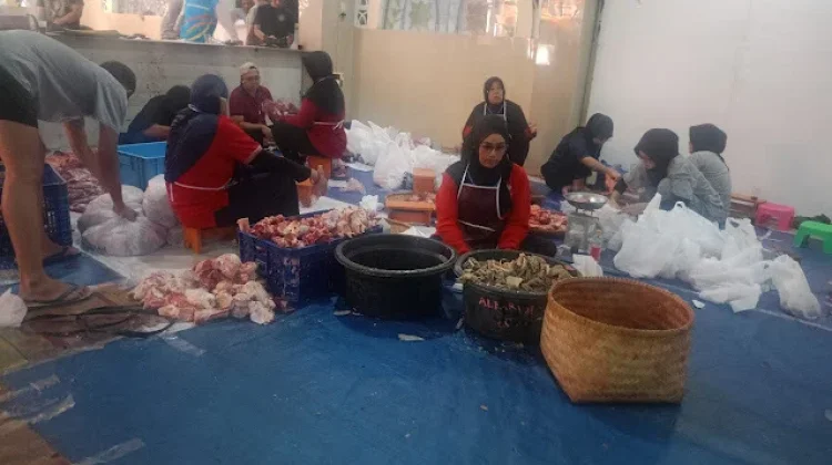 Warga RW 16 Leuwigajah Salurkan Daging Kurban untuk Ratusan Kepala Keluarga