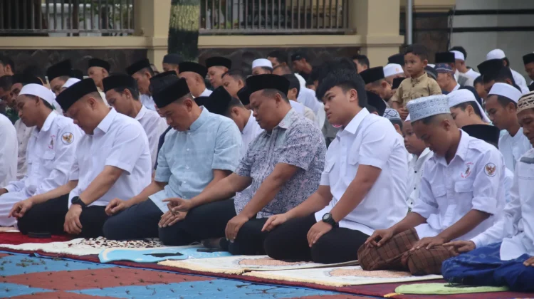 Kapolres AKBP Dony Eko Gelar Sholat Iduladha Bersama Keluarga Besar Polres Subang