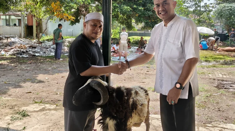 Kodim Subang, Serahkan Bantuan Hewan Kurban Domba Kepada DKM Mesjid  Nurul Firdaus