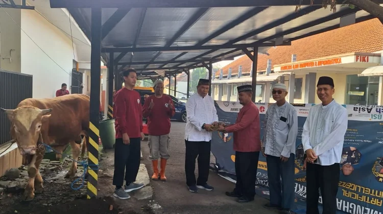 Rektor UNNUR Bandung Serahkan Hewan Qurban ke Panitia Idul Adha 1447 H